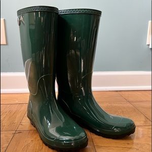UGG 🌧 Rain boots Size 8, Color: Green, Like New! Don’t get caught in the rain